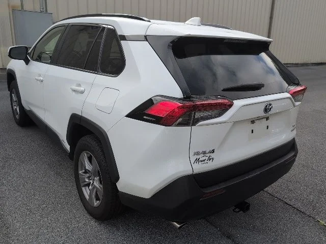 Used 2022 White Toyota XLE image 7