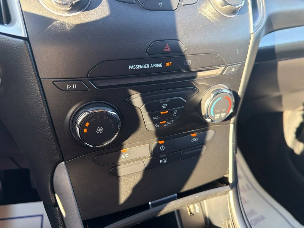 Used 2018 Magnetic Metallic Ford SE image 21