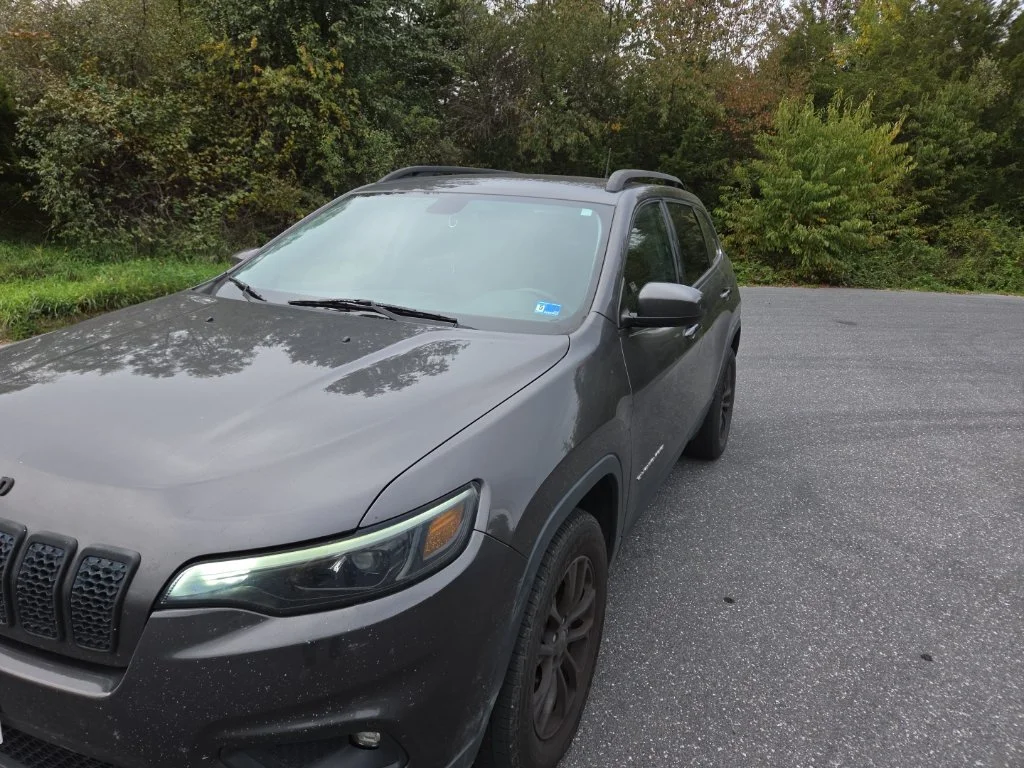 Used 2019 Gray Jeep Latitude Plus image 4