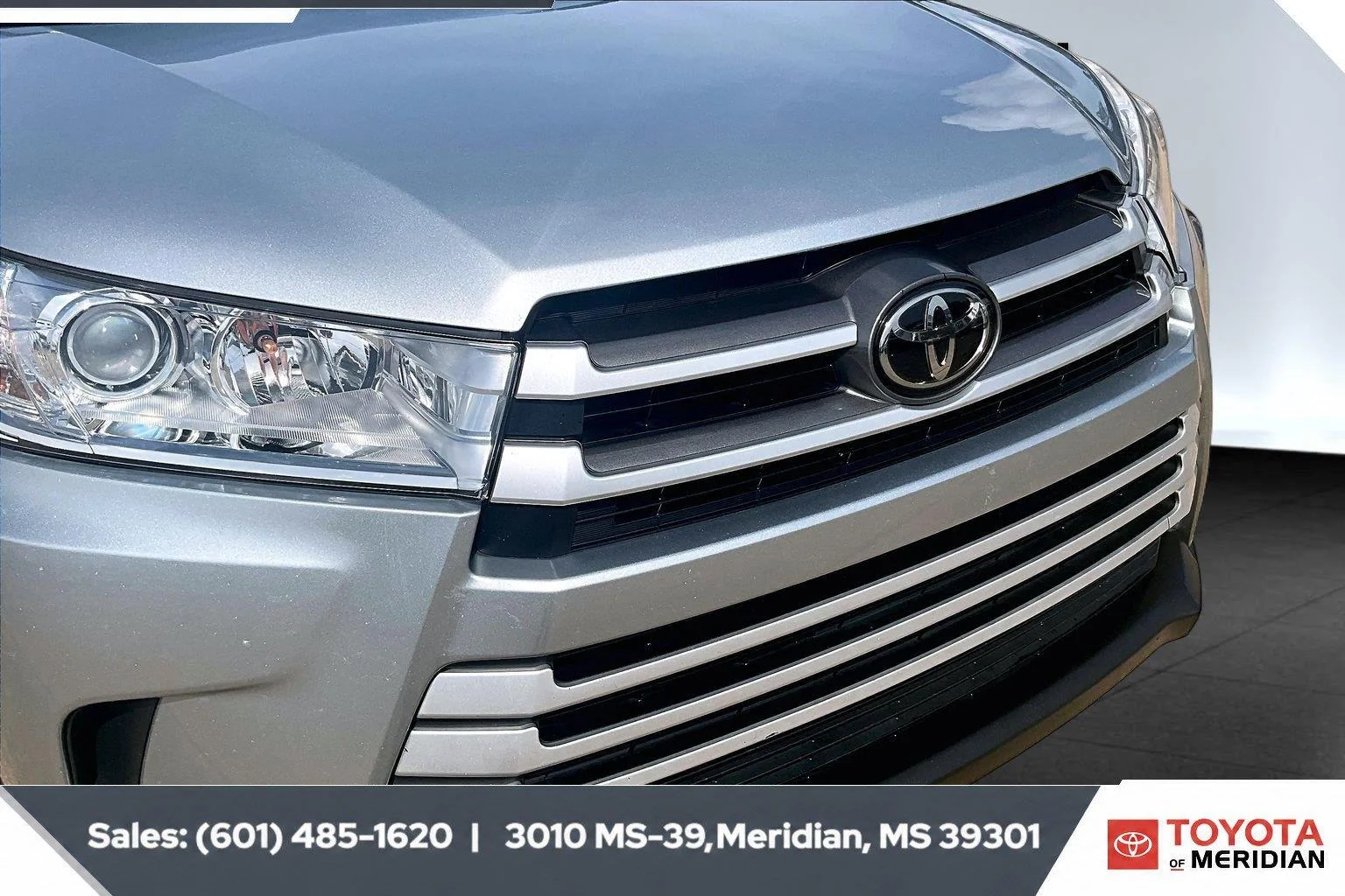 Used 2018 Celestial Silver Metallic Toyota XLE image 22