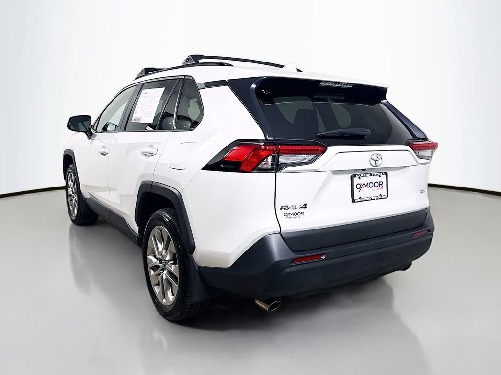 Used 2025 Wind Chill Pearl Toyota XLE Premium image 5