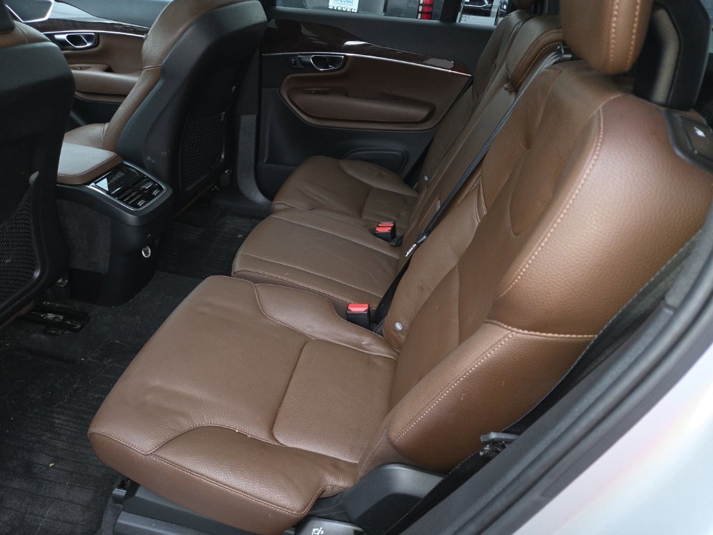 Used 2019 Silver Volvo T6 Momentum image 17