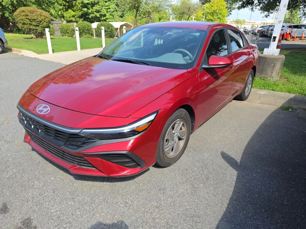 Certified Used 2025 Ultimate Red Hyundai SE image 1