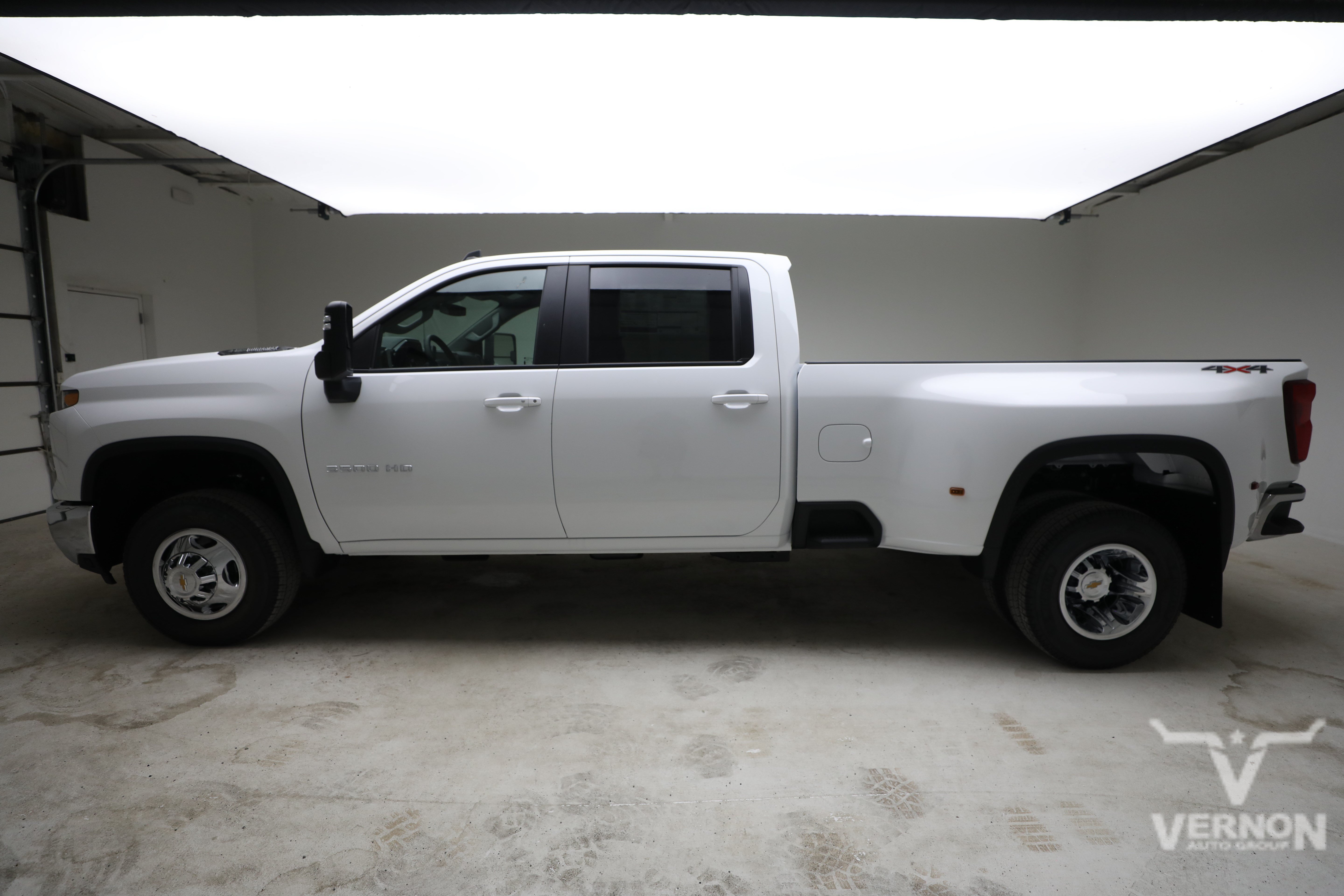 New 2026 Summit White Chevrolet N image 2