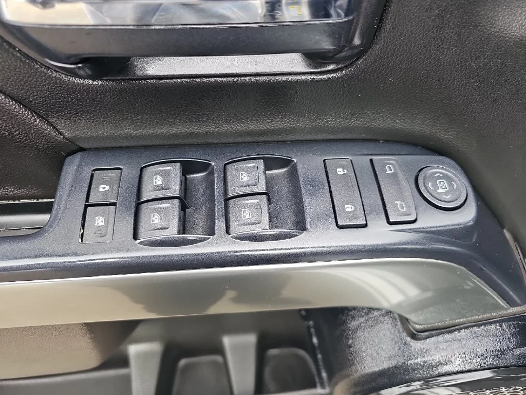 Used 2018 Silver Chevrolet LT image 26