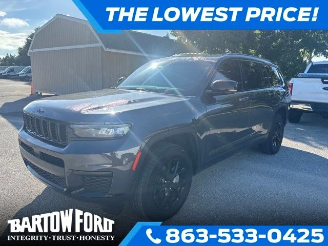 Used 2024 Gray Jeep Altitude image 1