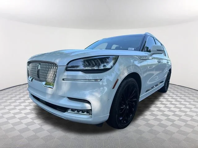 Used 2021 White Lincoln Reserve image 1