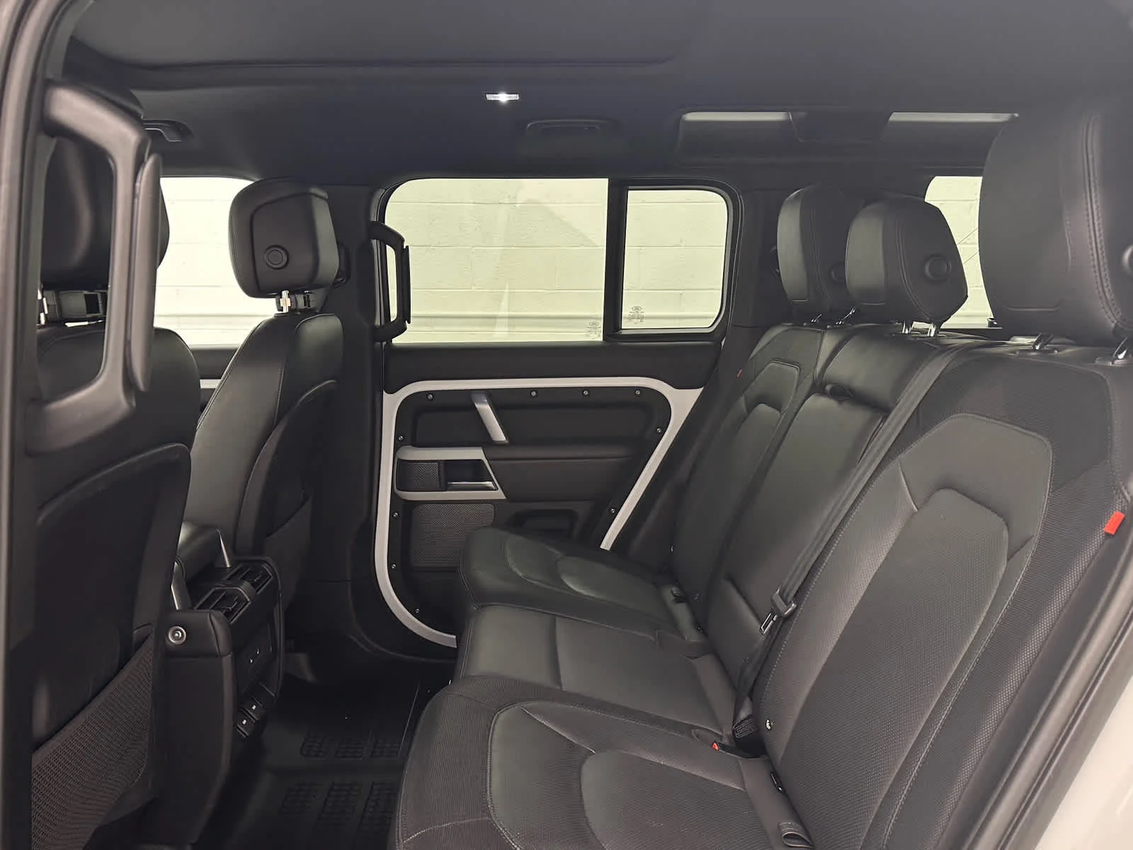 Used 2023 Fuji White Land Rover X-Dynamic SE image 15