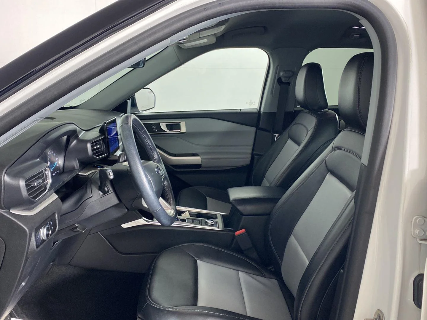 Used 2023 Star White Metallic Tri-Coat Ford XLT image 15