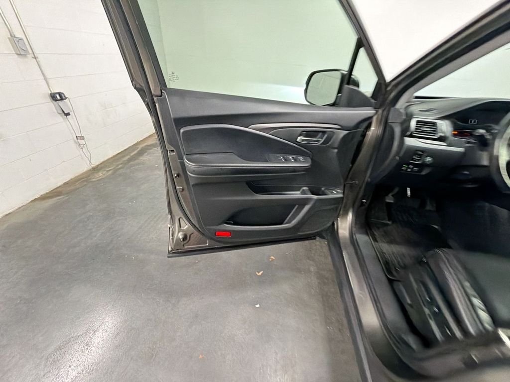 Used 2020 Pacific Pewter Metallic Honda RTL image 22