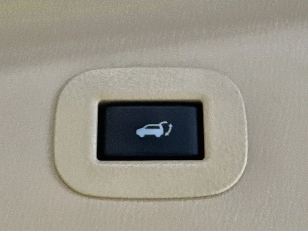 Certified Used 2022 Red INFINITI LUXE image 35