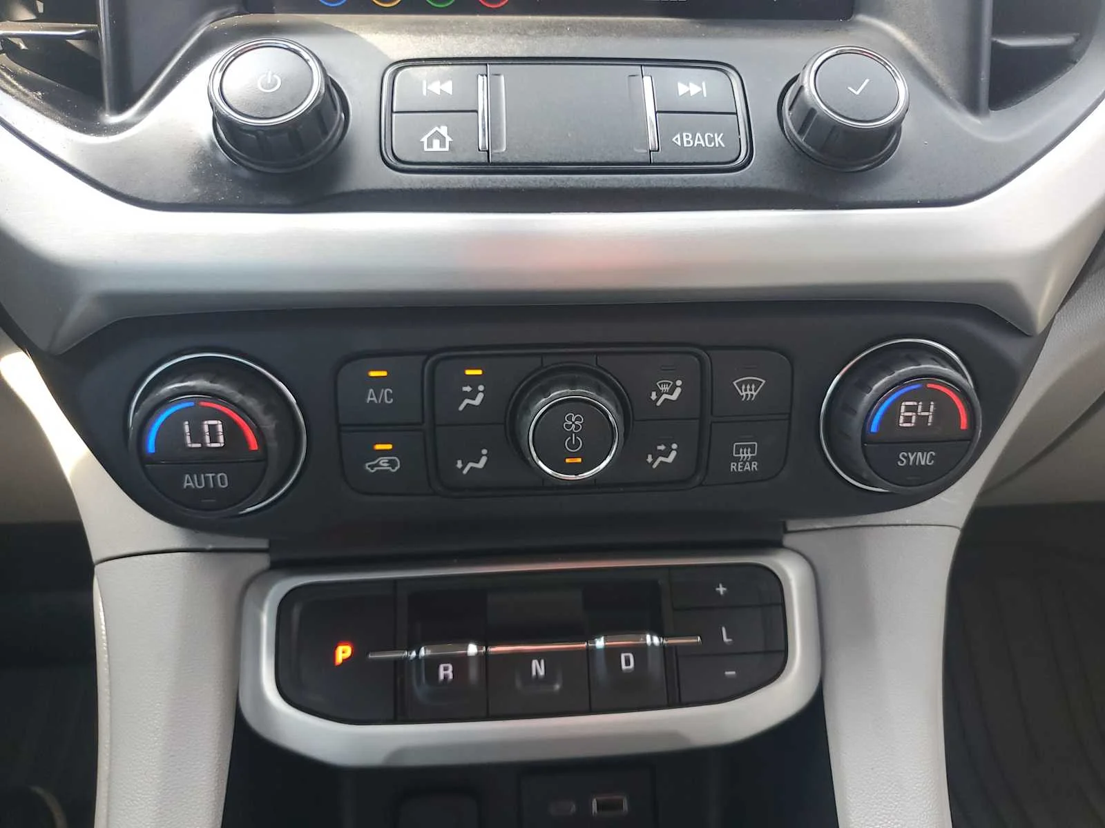 Used 2020 SUMMIT WHITE GMC SLE image 25
