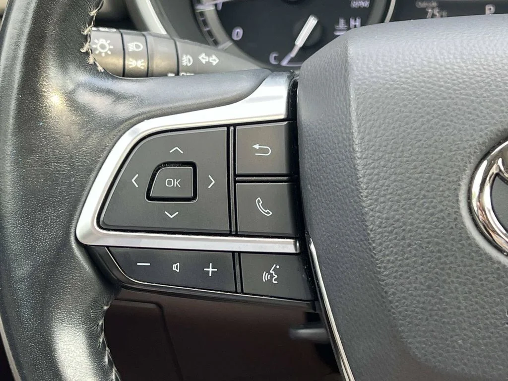 Used 2021 White Toyota XLE image 30