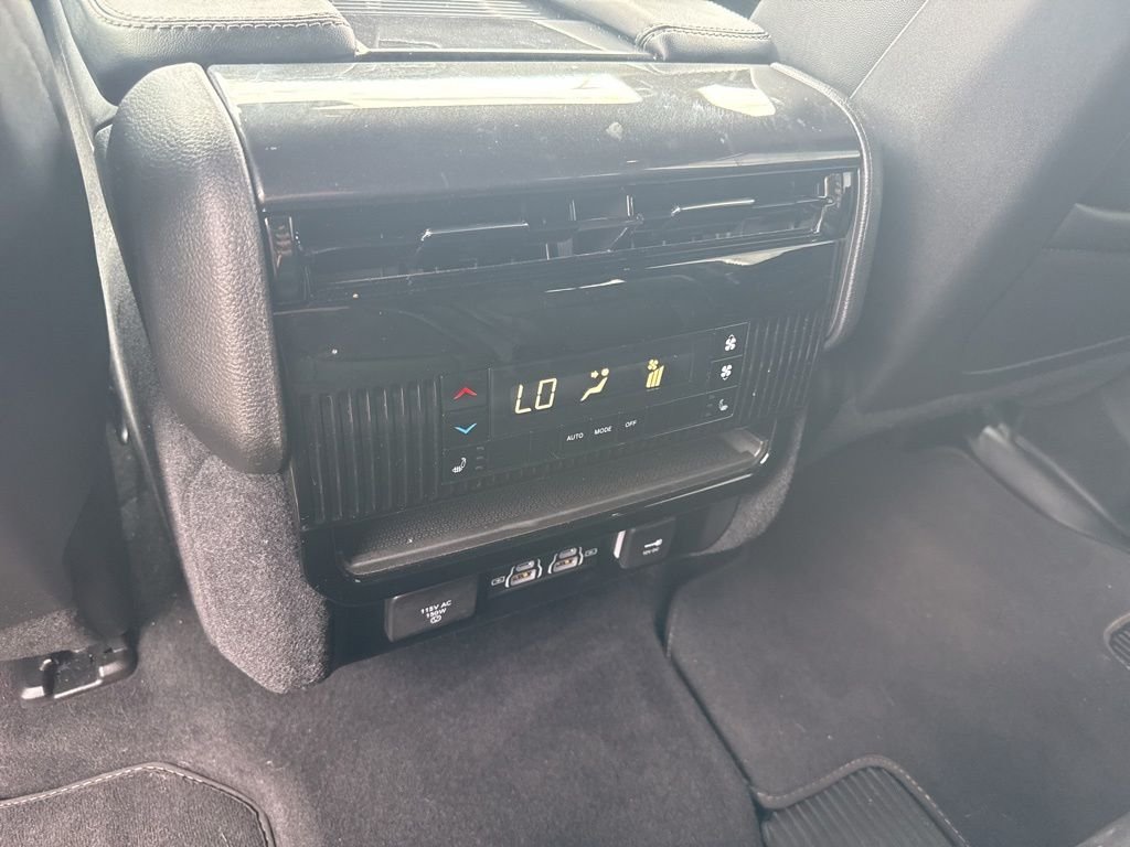 Used 2024 Black Jeep Base image 12
