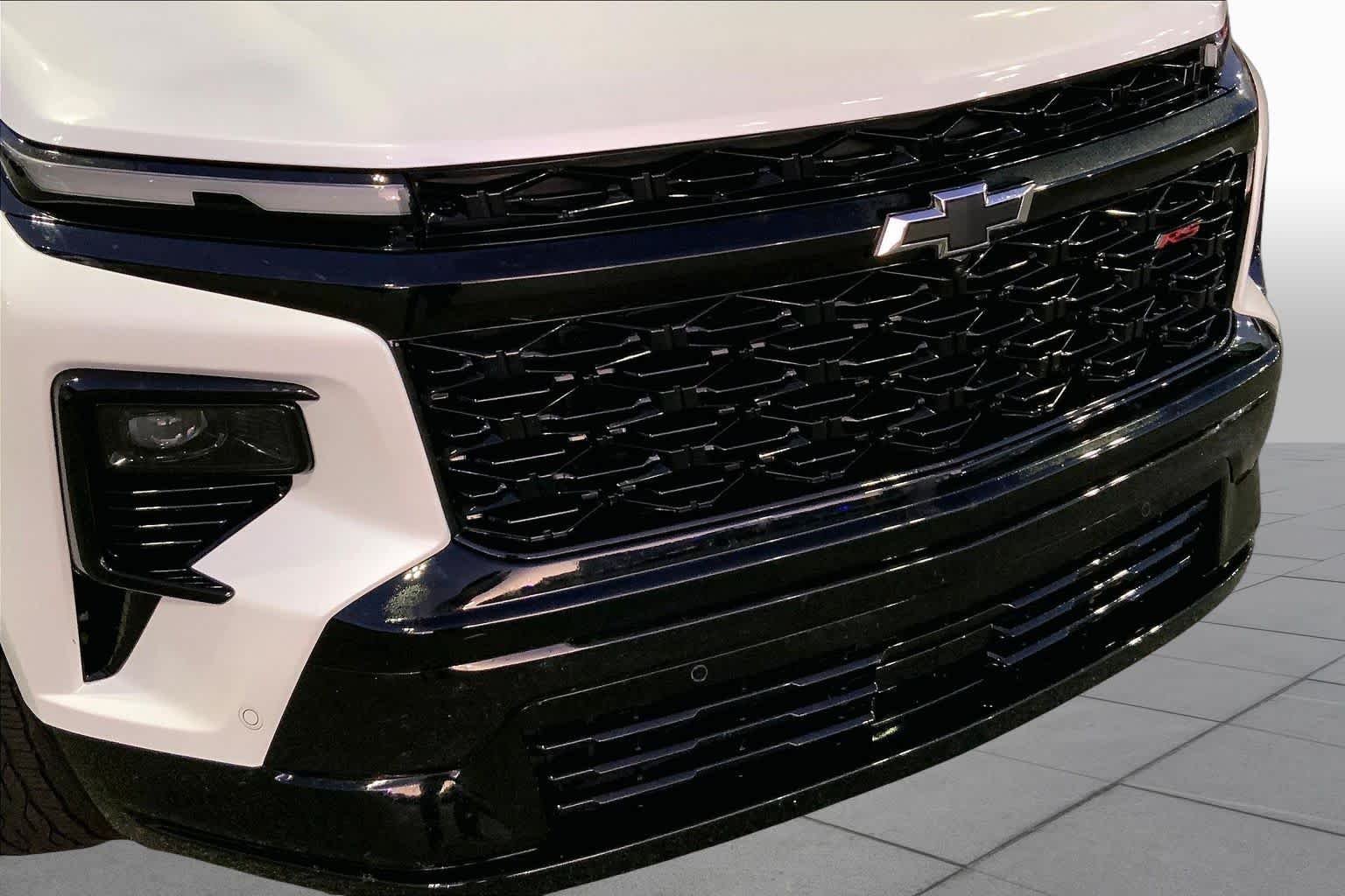 Used 2024 Iridescent Pearl Tricoat Chevrolet FWD RS image 27