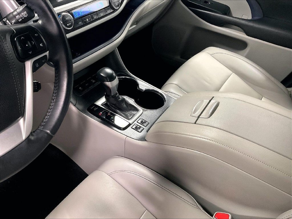 Used 2019 Gray Toyota XLE image 21