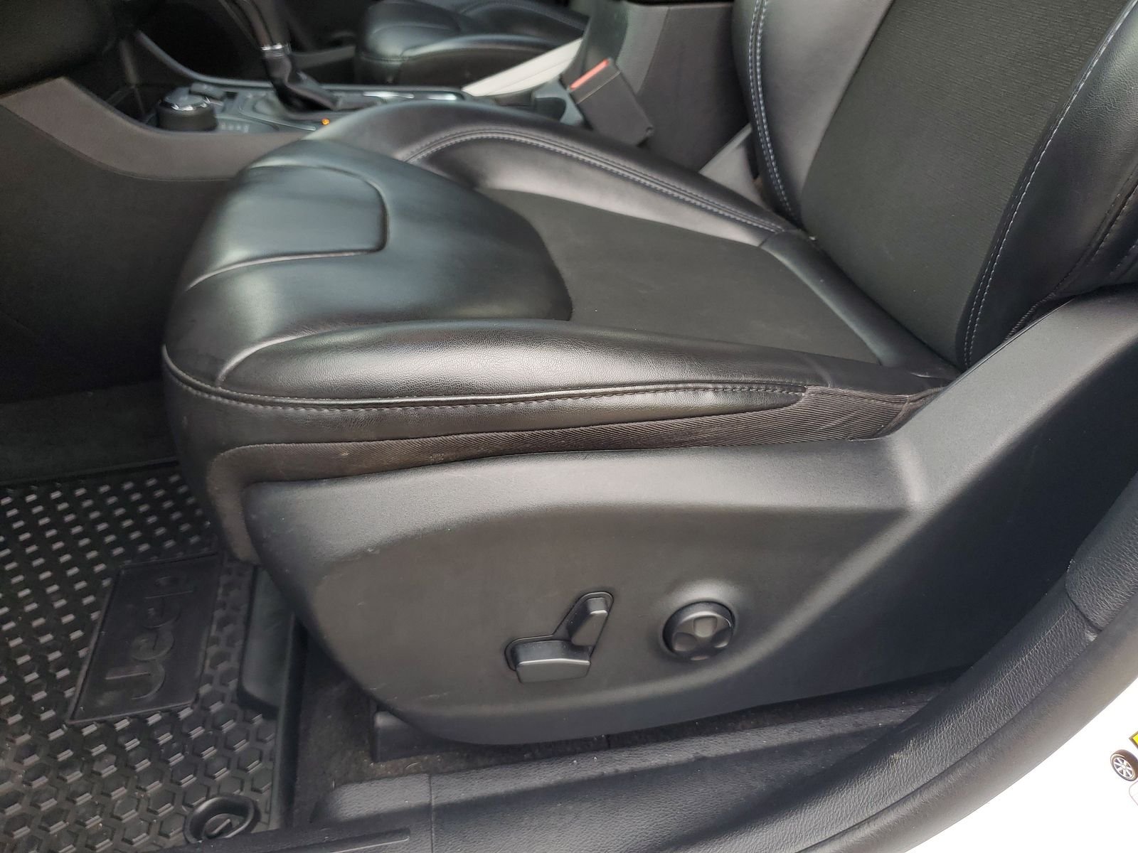 Used 2020 White Jeep Latitude Plus image 14