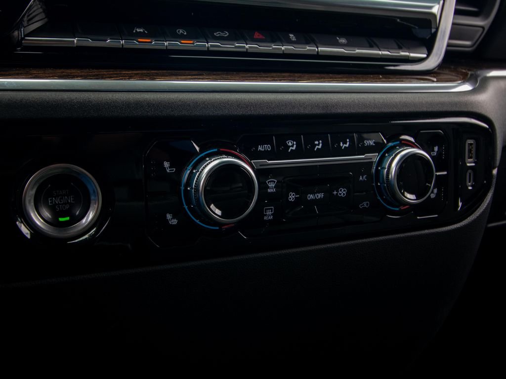 Used 2024 White GMC Elevation image 30