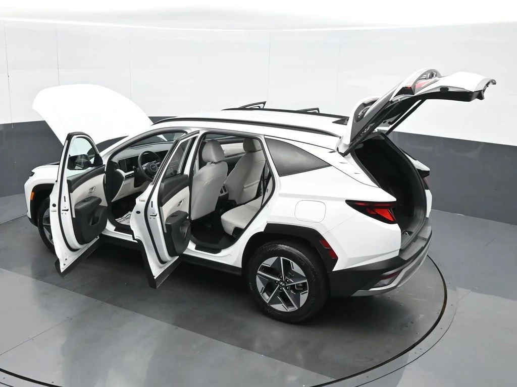Used 2025 White Hyundai SEL image 38