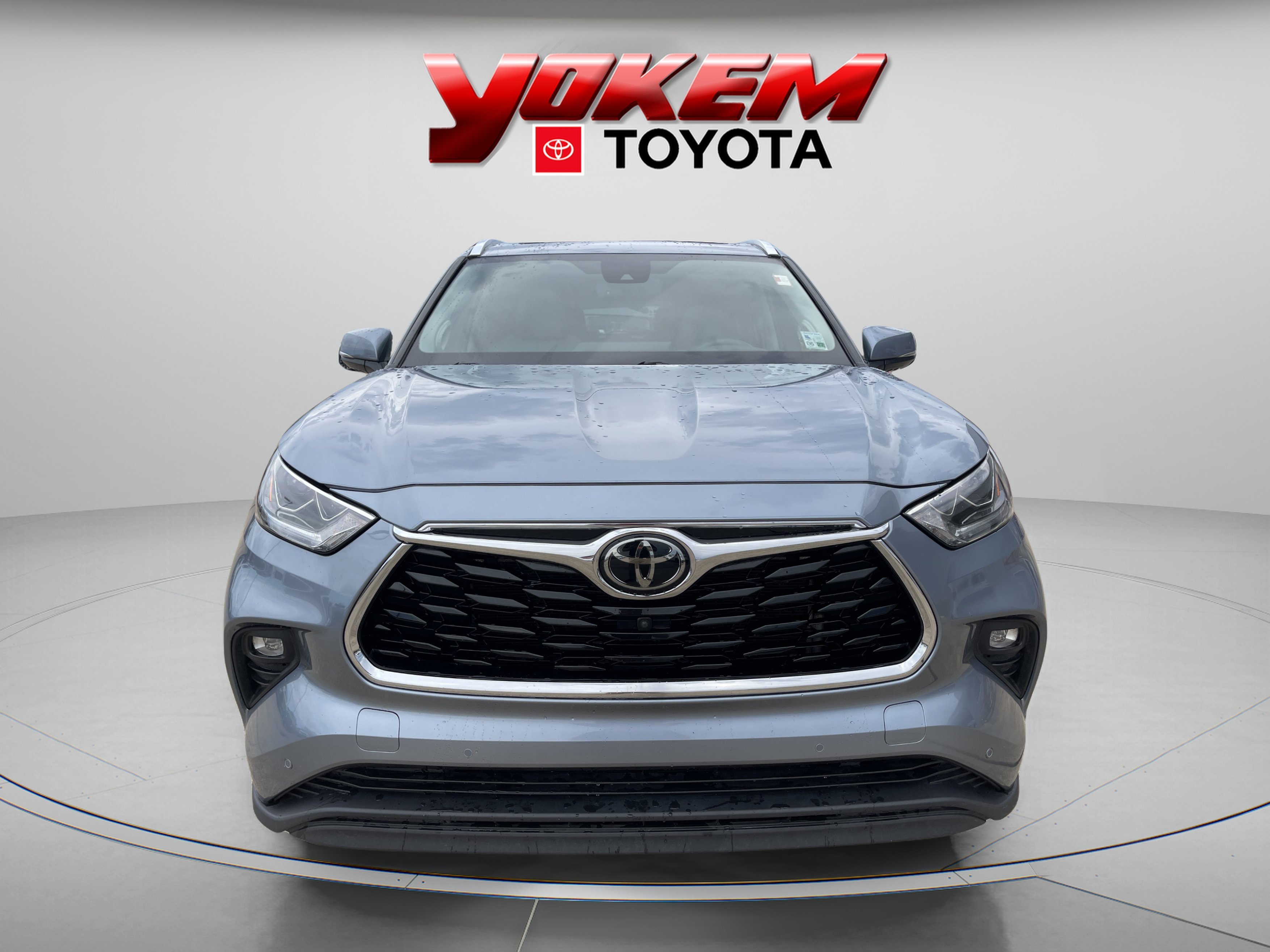 Used 2022 Moon Dust Toyota Limited image 7