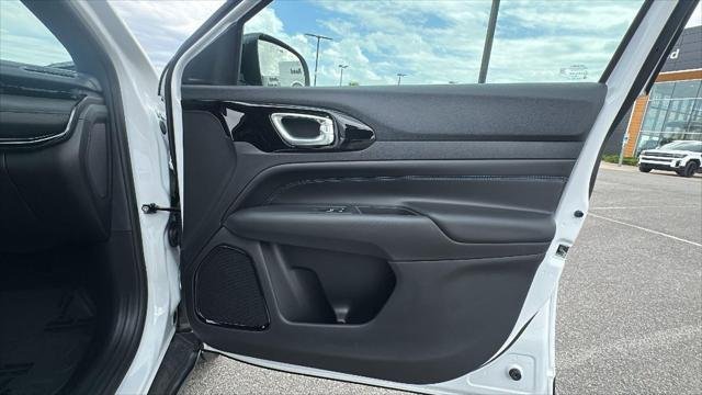 New 2026 Bright White Clear-Coat Exterior Paint Jeep Latitude image 29