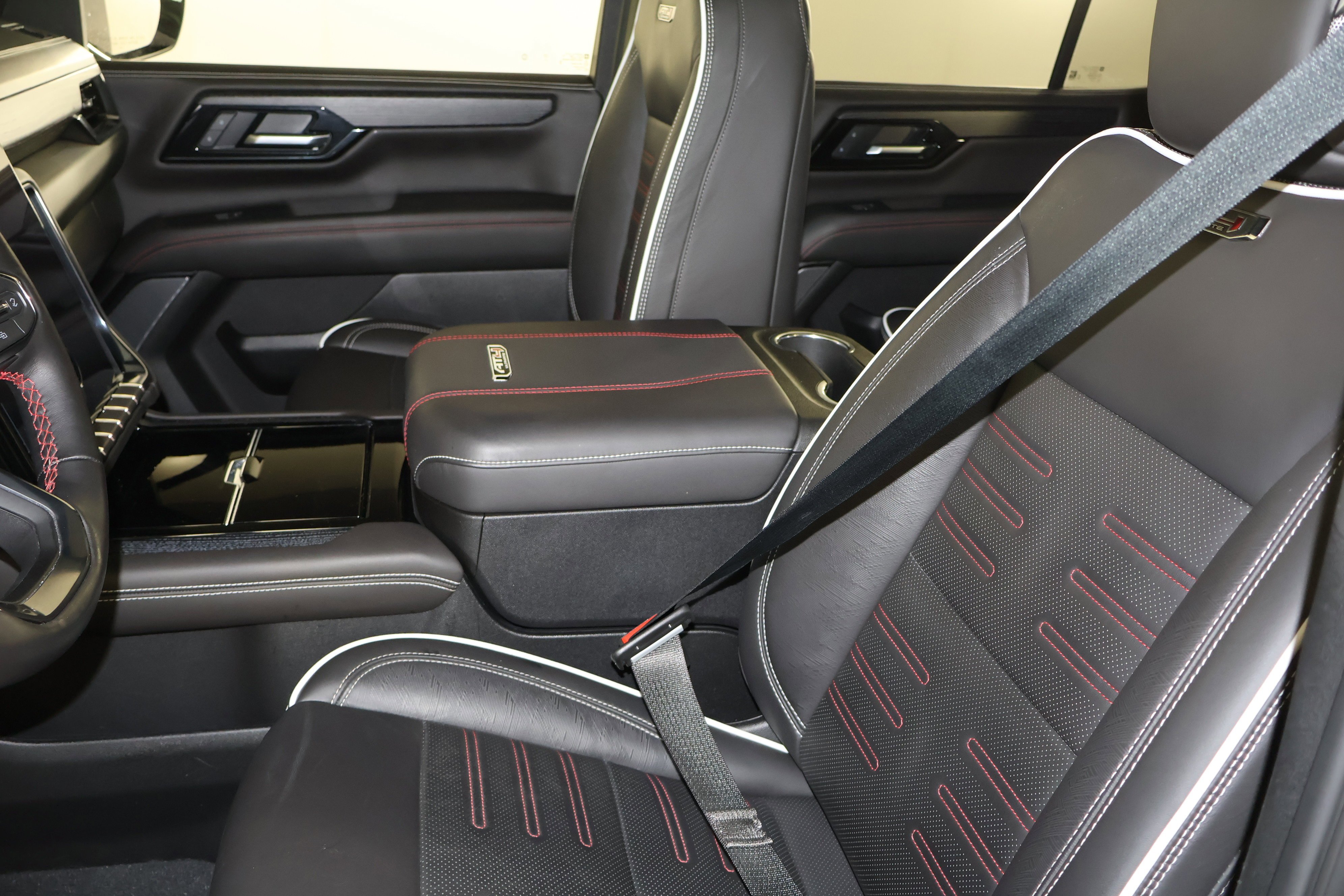 2025 GMC Yukon AT4 Ultimate - Photo 43