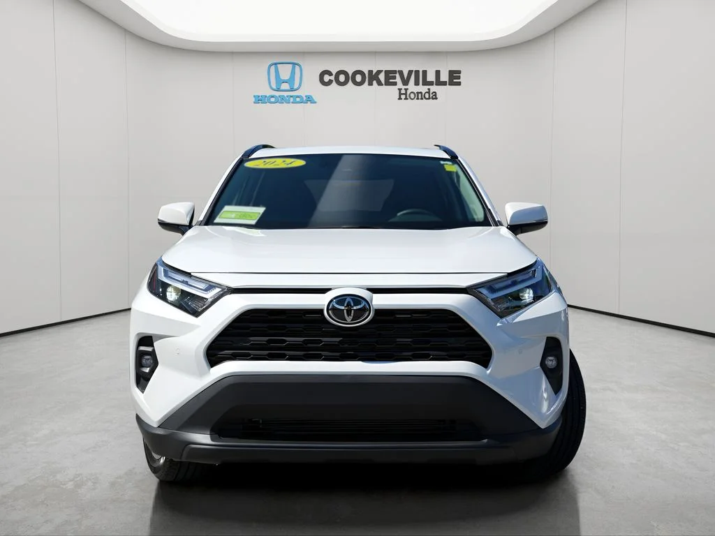 Used 2024 Wind Chill Pearl Toyota XLE Premium image 4