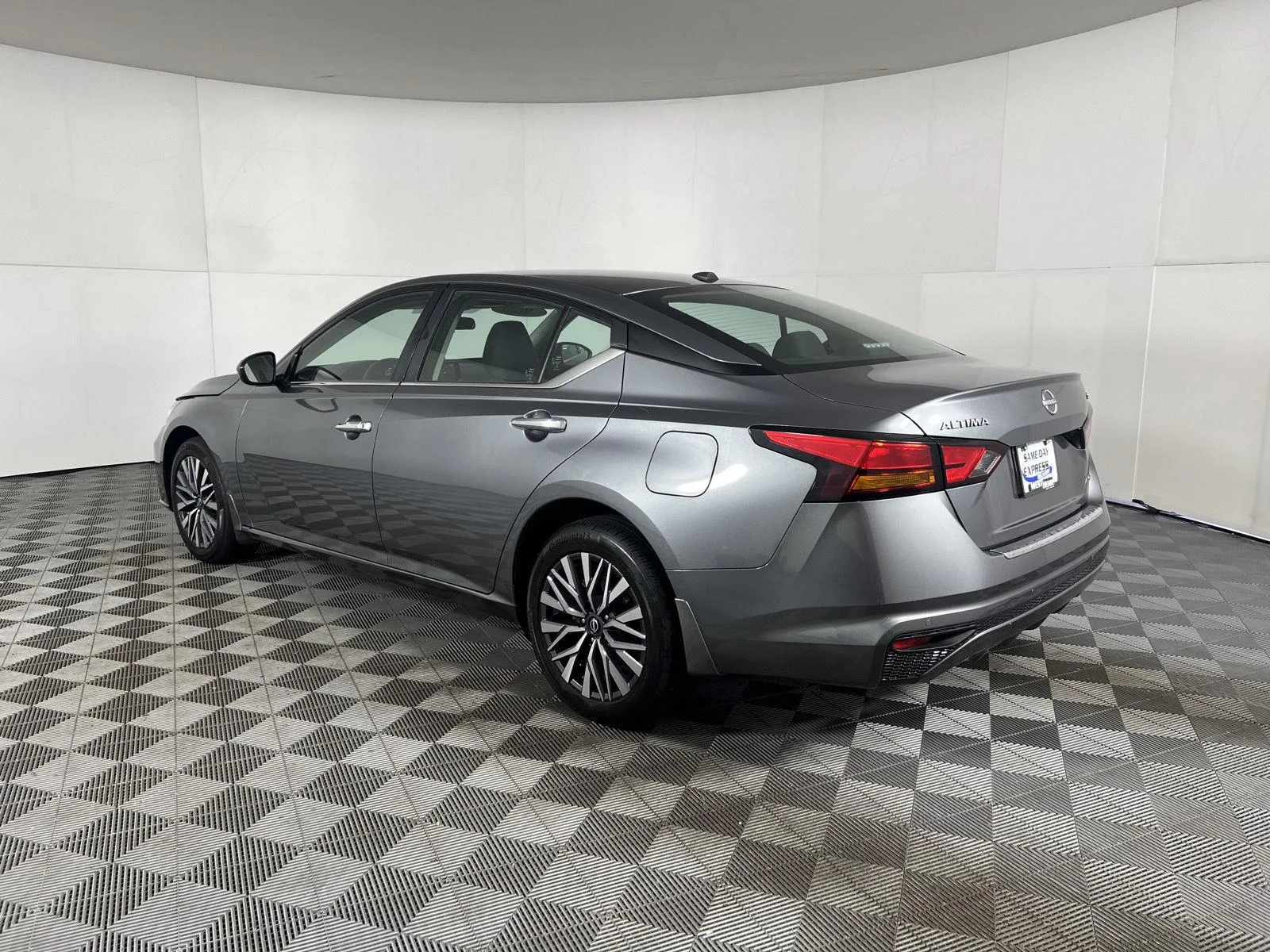 Used 2023 Gun Metallic Nissan 2.5 SV image 7