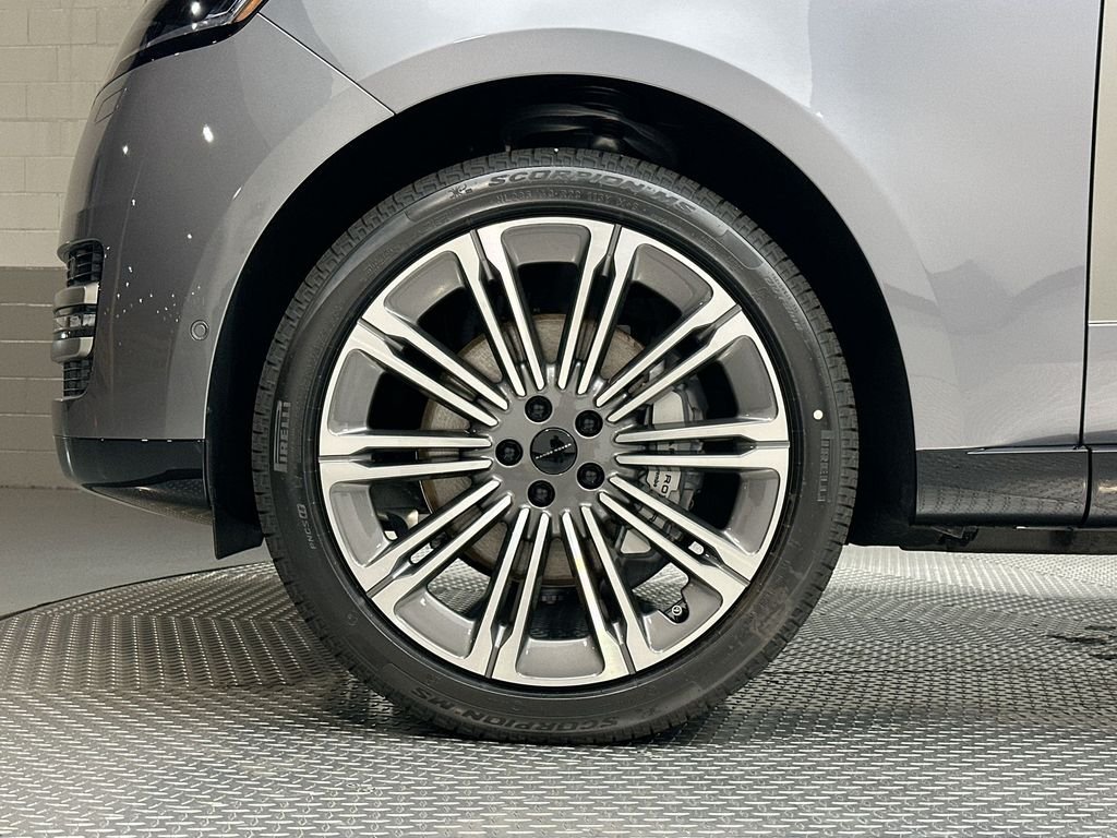 New 2026 Eiger Grey Land Rover SE image 13