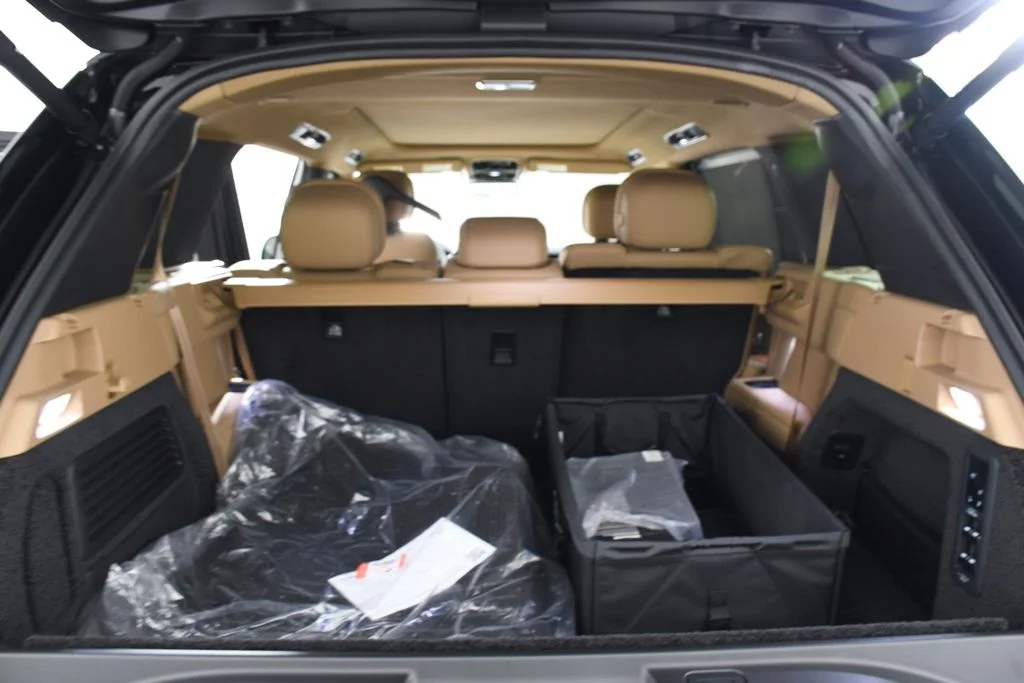 New 2026 Santorini Blk Land Rover SE image 23