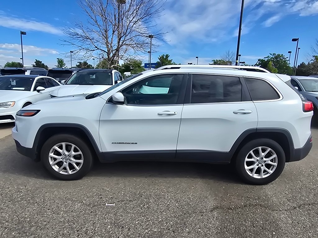 Used 2015 Bright White Clearcoat Jeep Latitude image 2