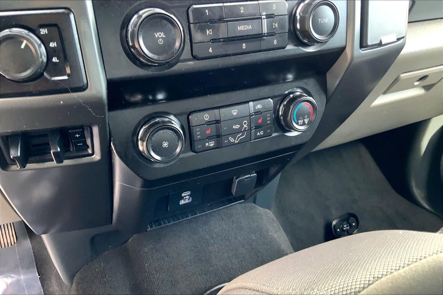 Certified Used 2022 Oxford White Ford XLT image 35