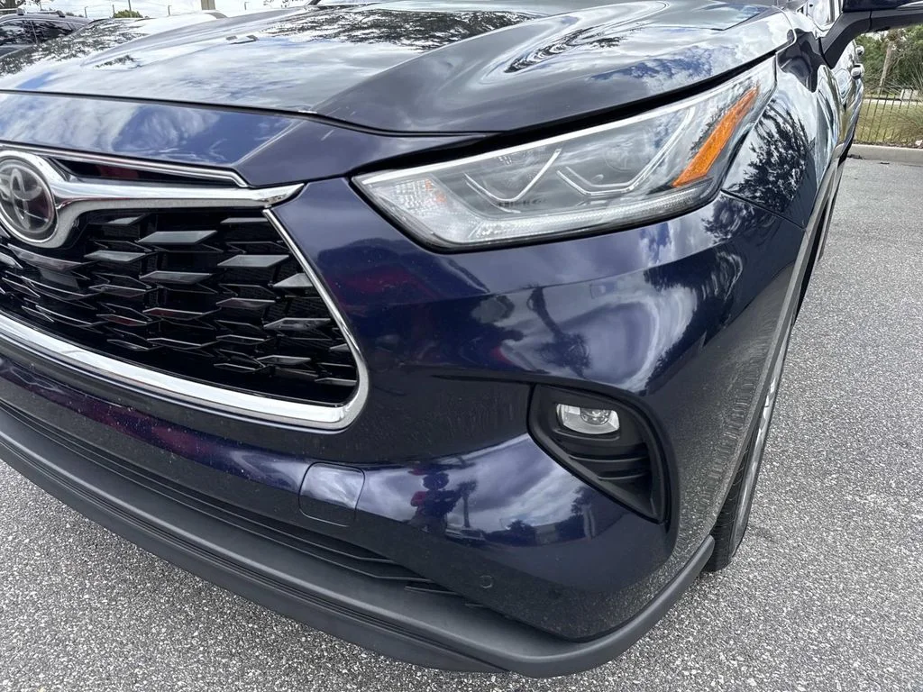 Used 2022  Toyota Limited image 9