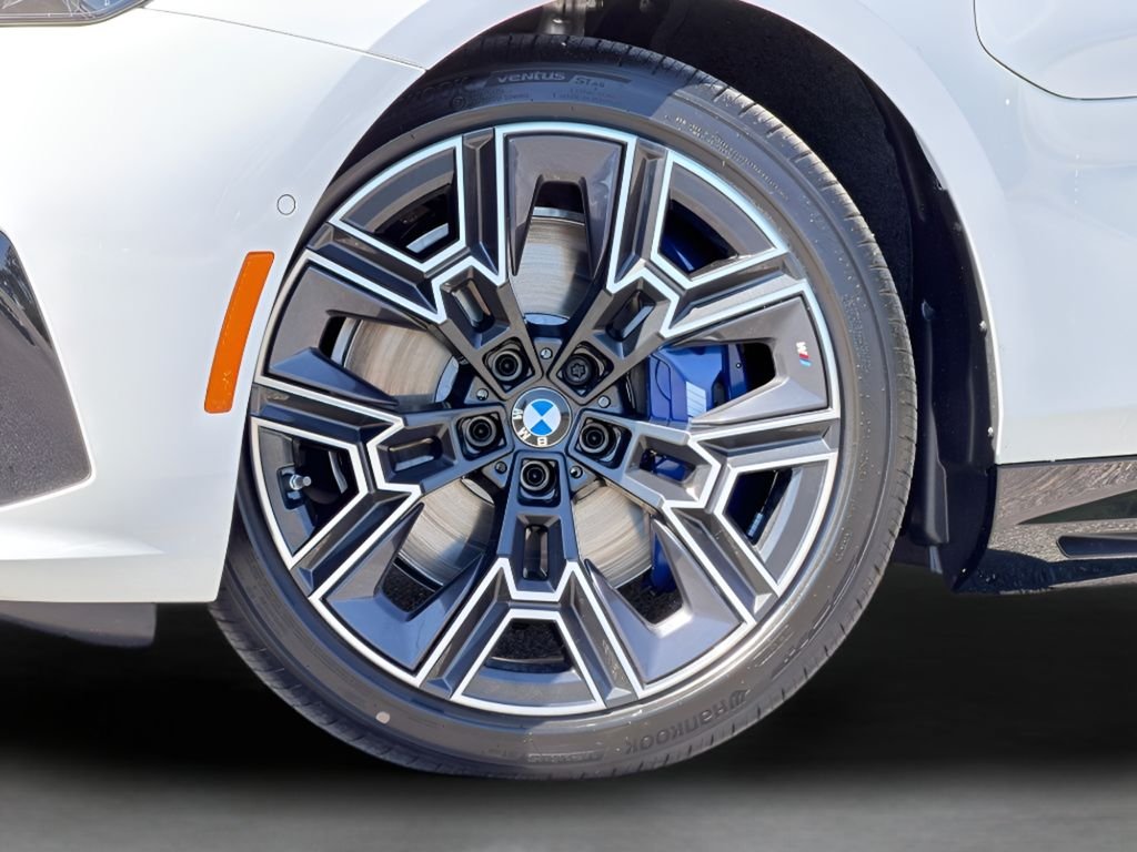 New 2027 Mineral White Metallic BMW 550e xDrive image 27