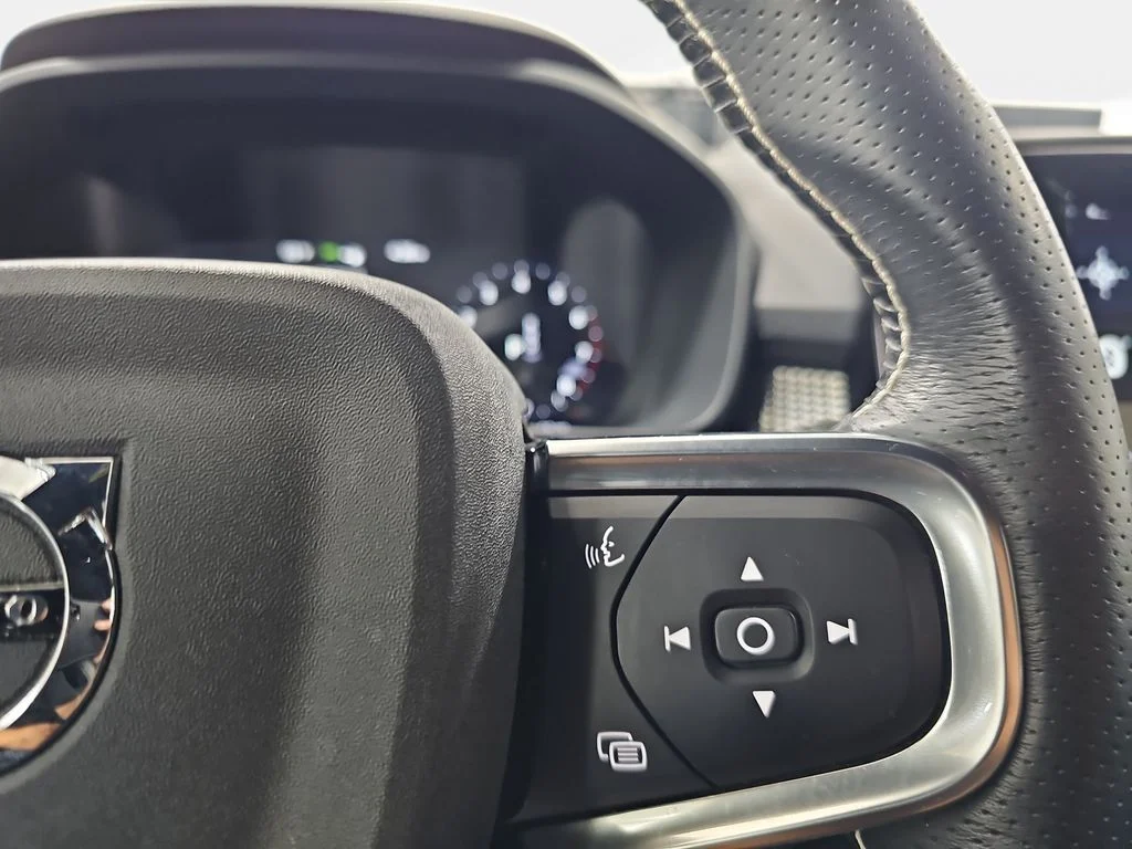 Used 2021 Black Volvo R-Design image 20