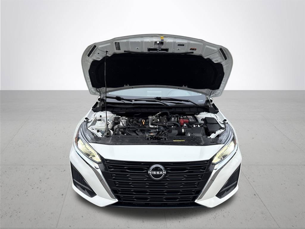 Used 2025 Glacier White Nissan 2.5 SV image 3