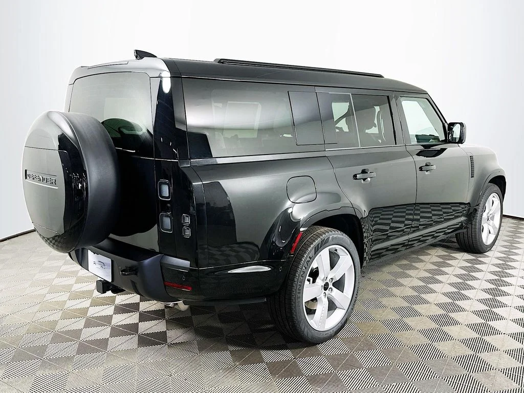 New 2026 Santorini Black Land Rover X-Dynamic SE image 4