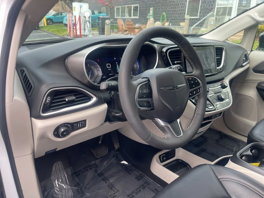 Used 2024 White Chrysler Touring L image 10
