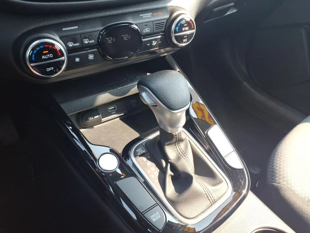 Used 2023 White Kia S image 18