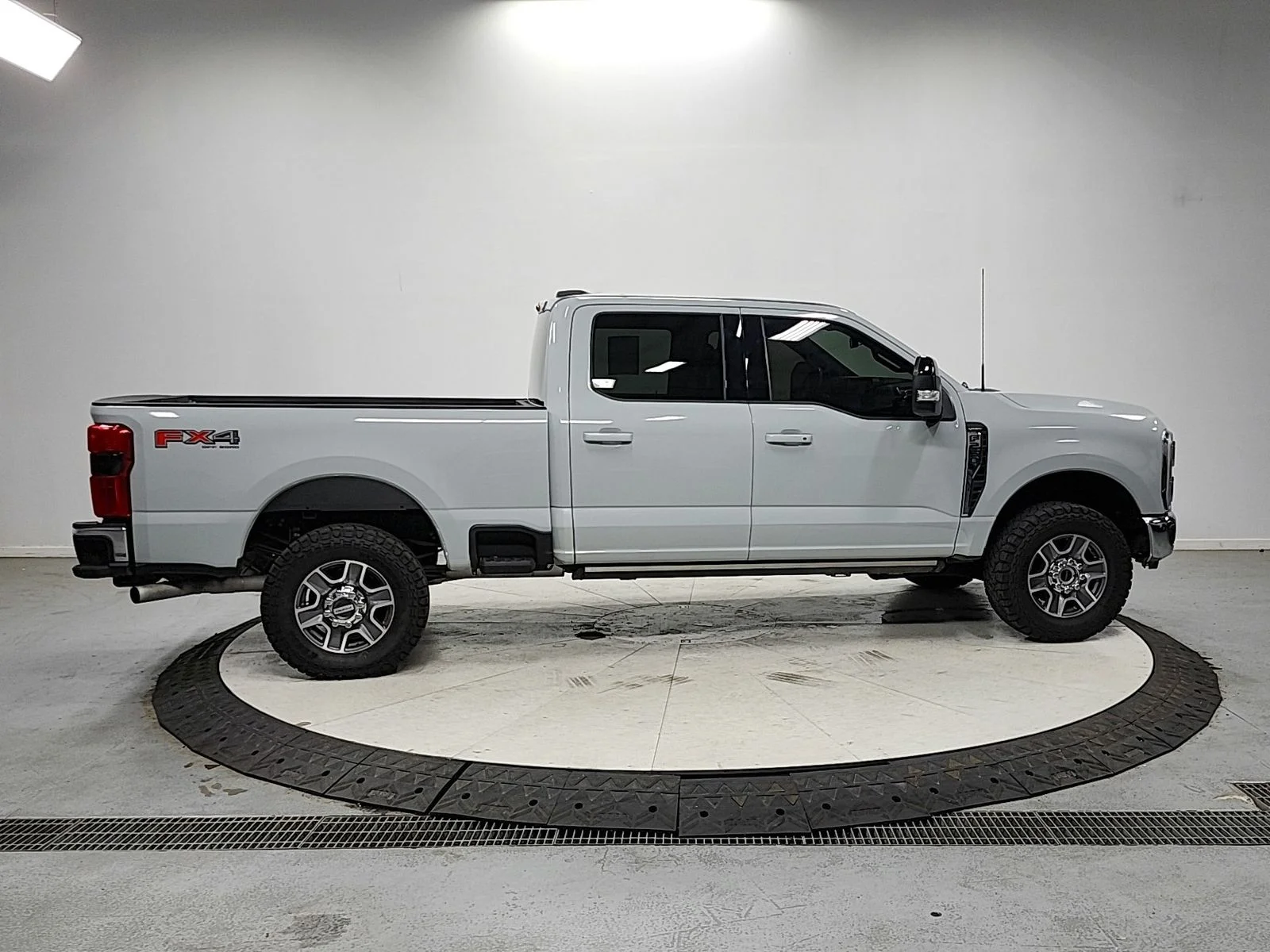 Used 2025 White Ford Lariat image 8