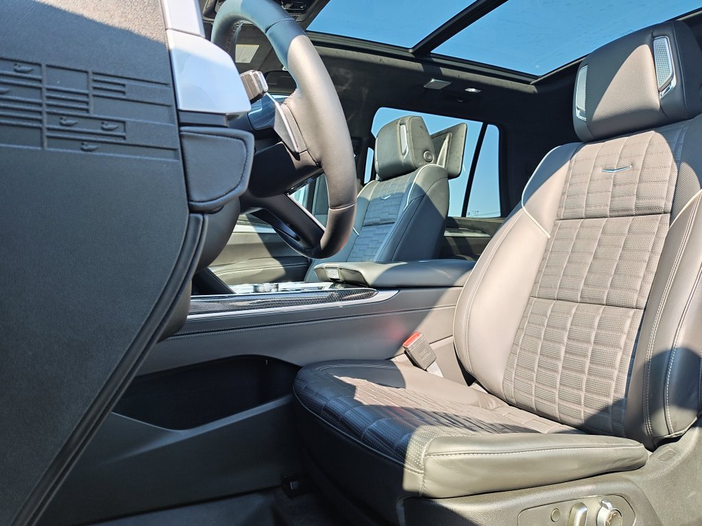 Used 2025 White Cadillac V-Series image 15