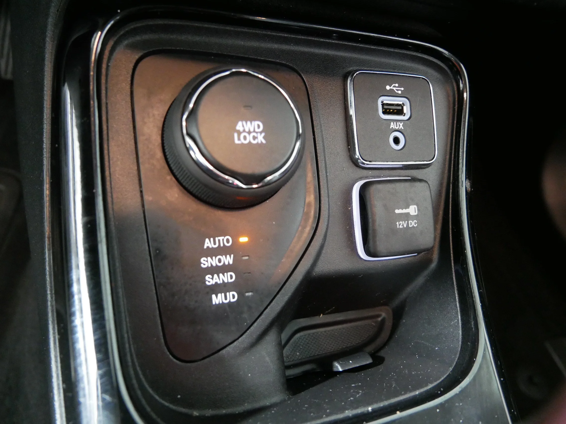 Used 2018 Pearl White Tri-Coat Jeep Limited image 30