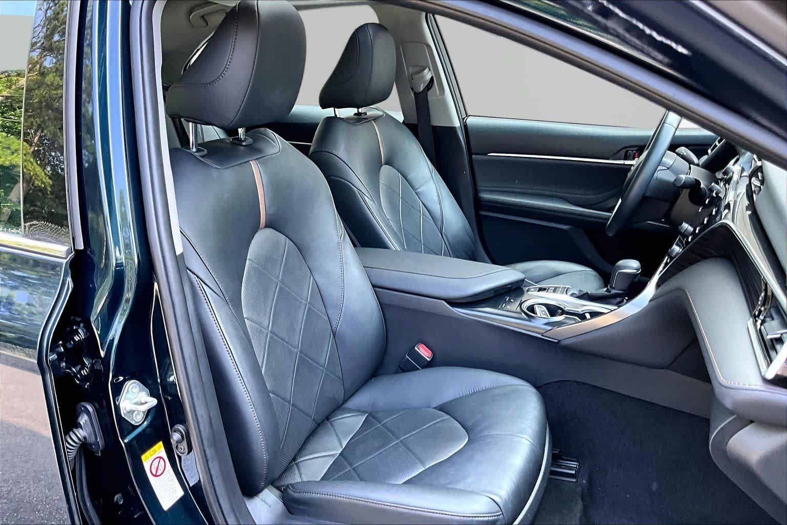 Used 2018 Galactic Aqua Mica Toyota Hybrid XLE image 9