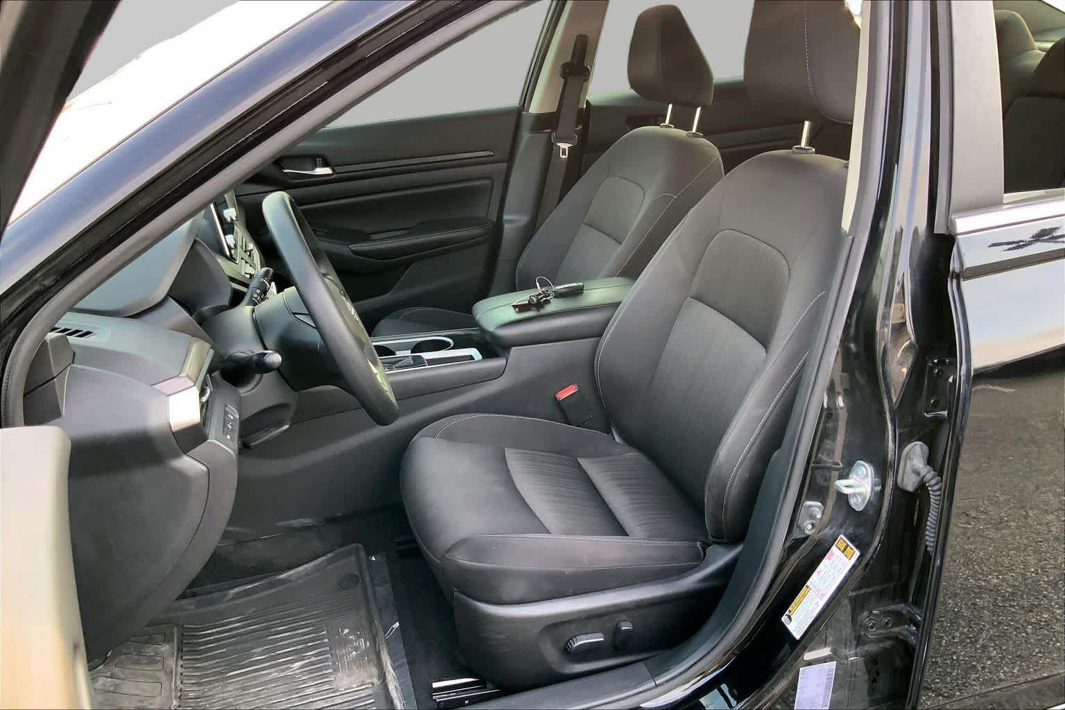 Used 2024 Super Black Nissan 2.5 SV image 8