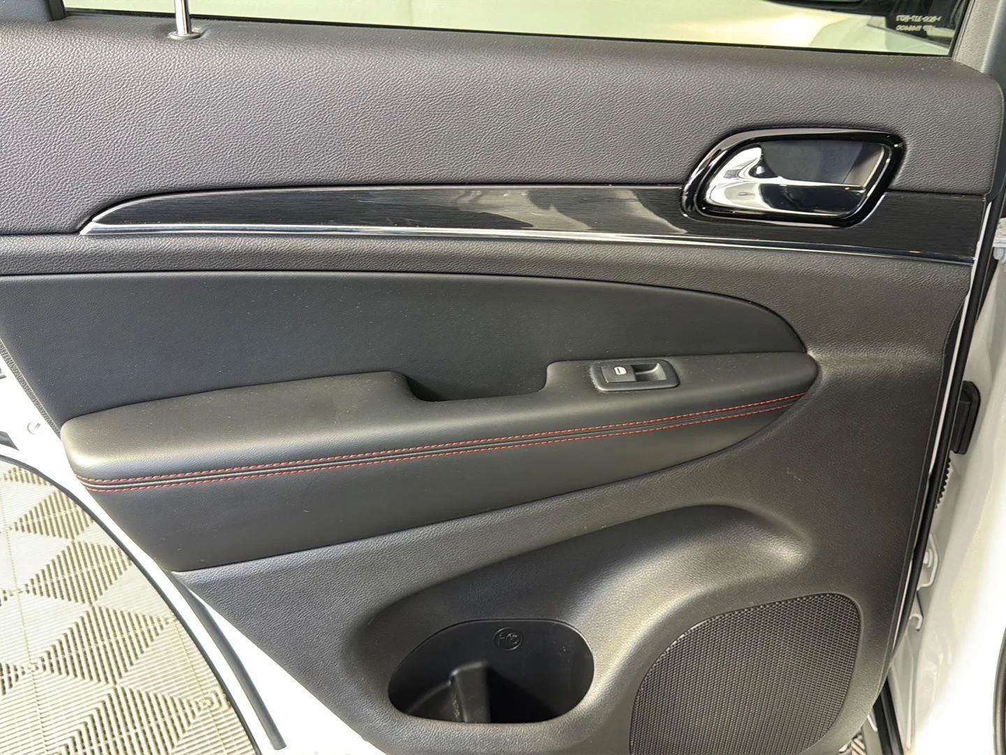 Used 2019 Bright White Clearcoat Jeep Trailhawk image 24