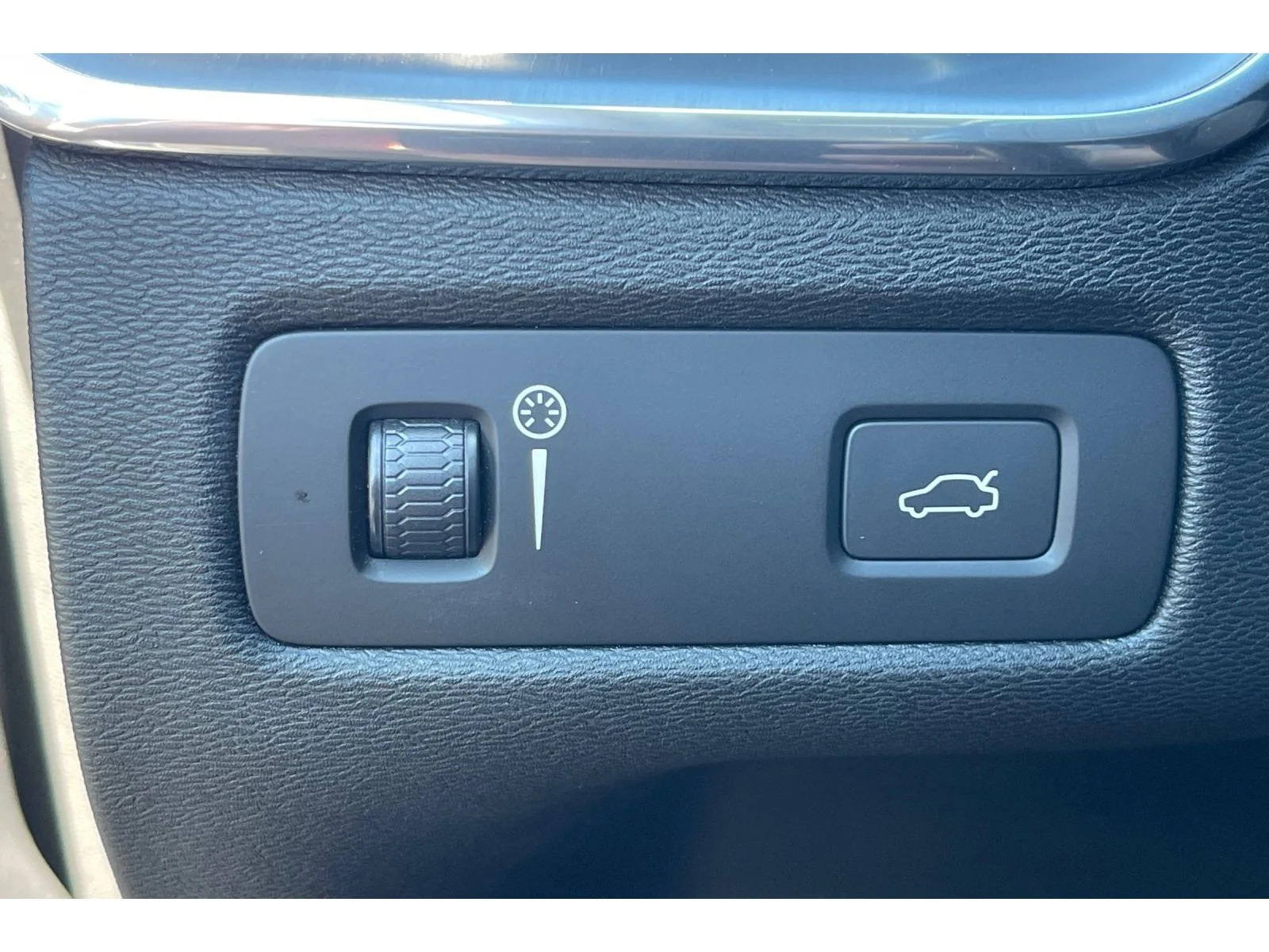 Used 2018 Ice White Volvo Momentum image 41