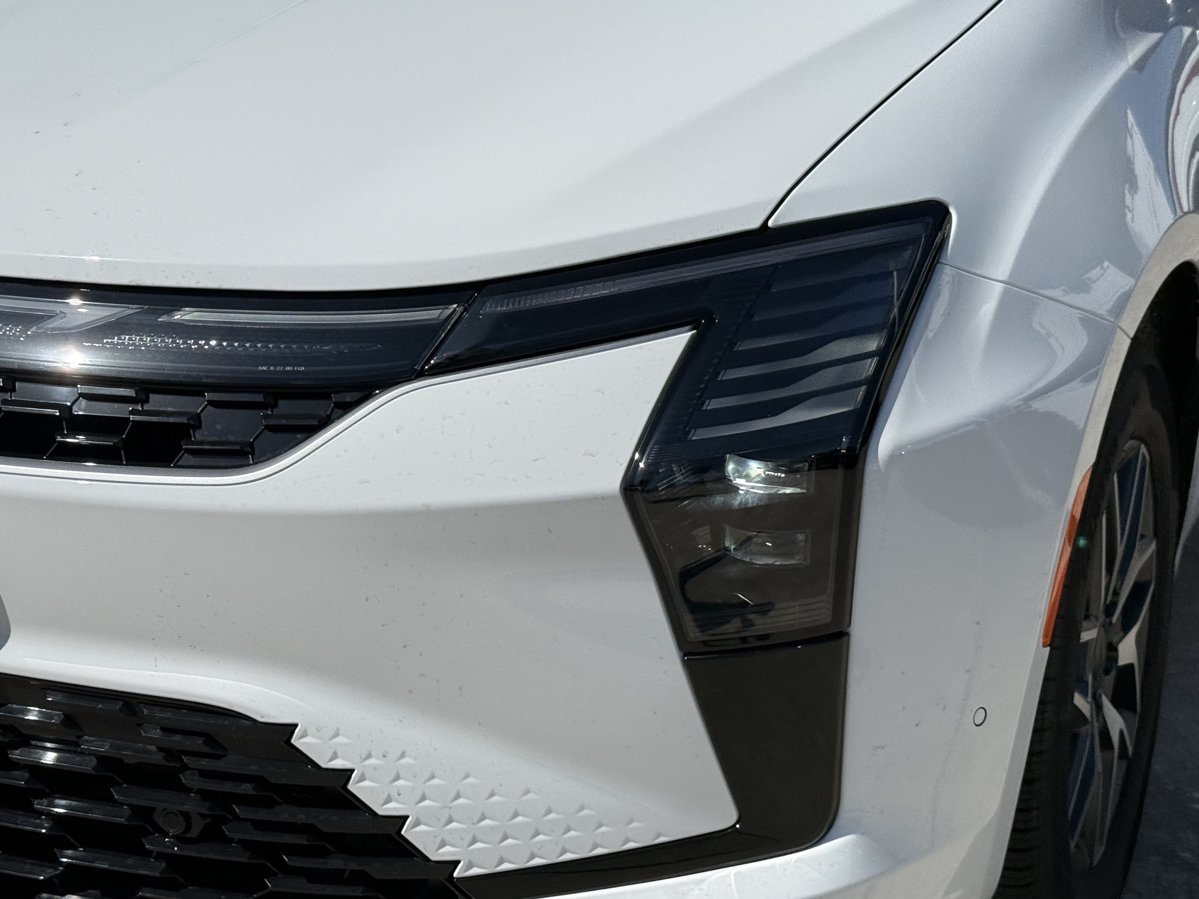 New 2027 Bright White Clear-Coat Exterior Paint Chrysler Limited image 7
