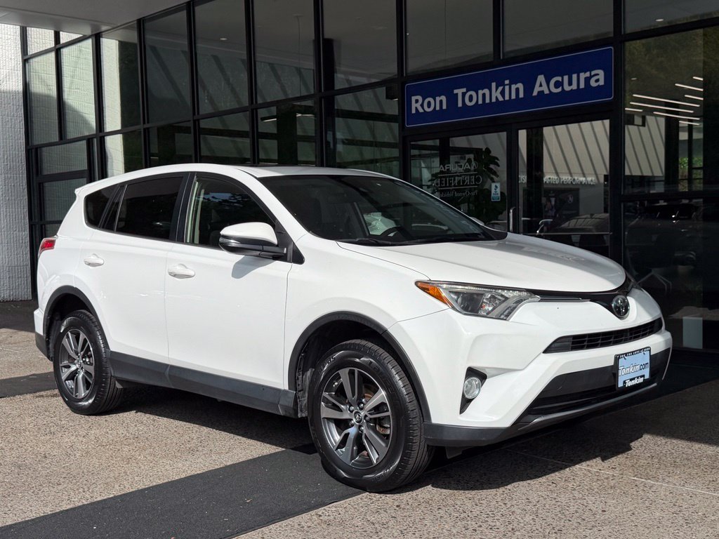 Used 2018 Super White Toyota XLE image 2