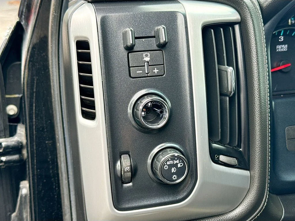 Used 2018 Black GMC SLE image 10