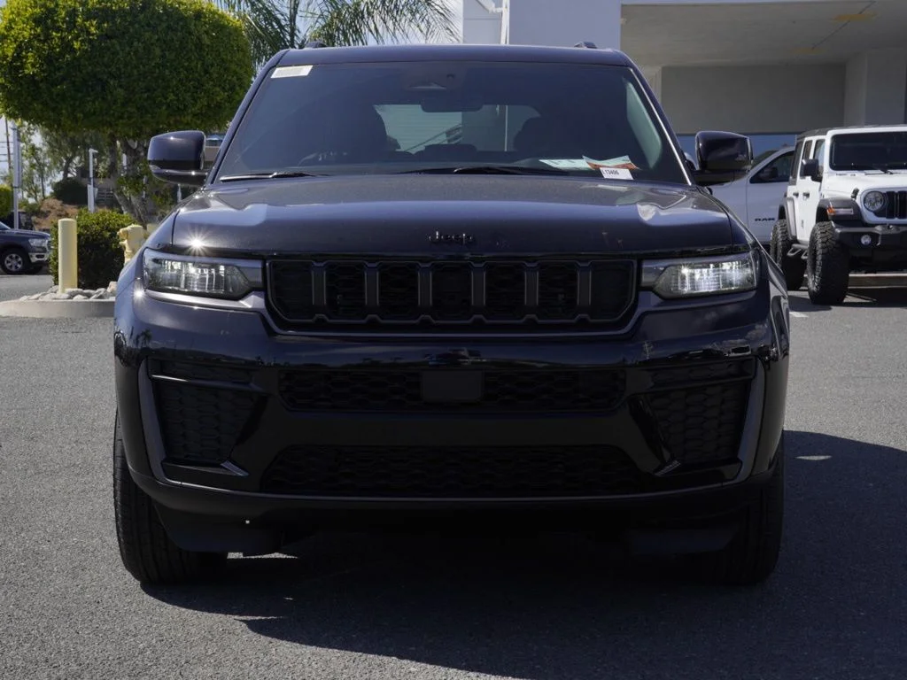 New 2026 Diamond Black Crystal Pearl-Coat Exterior Paint Jeep Laredo Altitude image 8